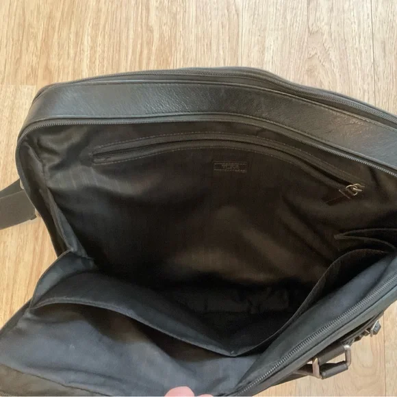 Tumi Business Bag 69730HKO Berwick Double Zip Leather Black